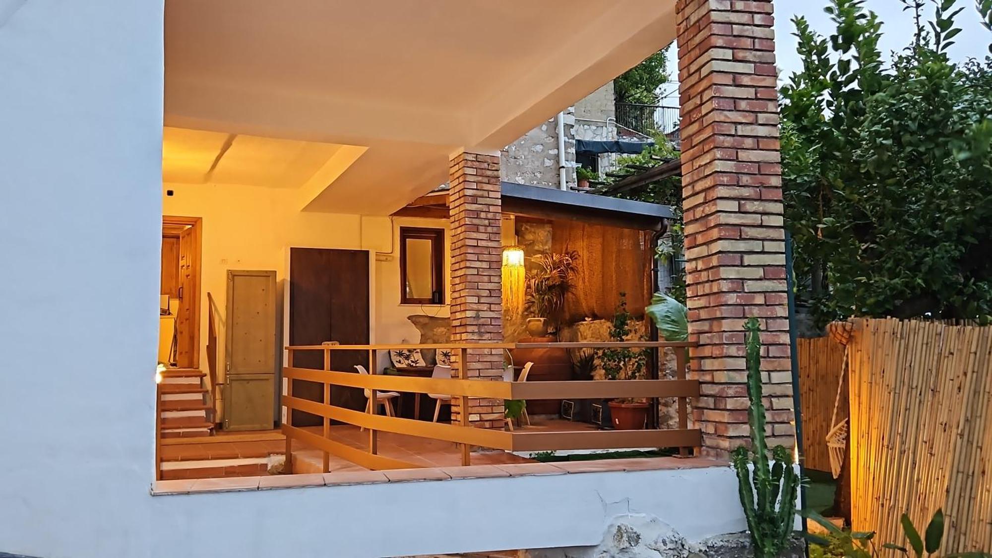 Oikos Guesthouse & Rooftop Суйо Екстер'єр фото